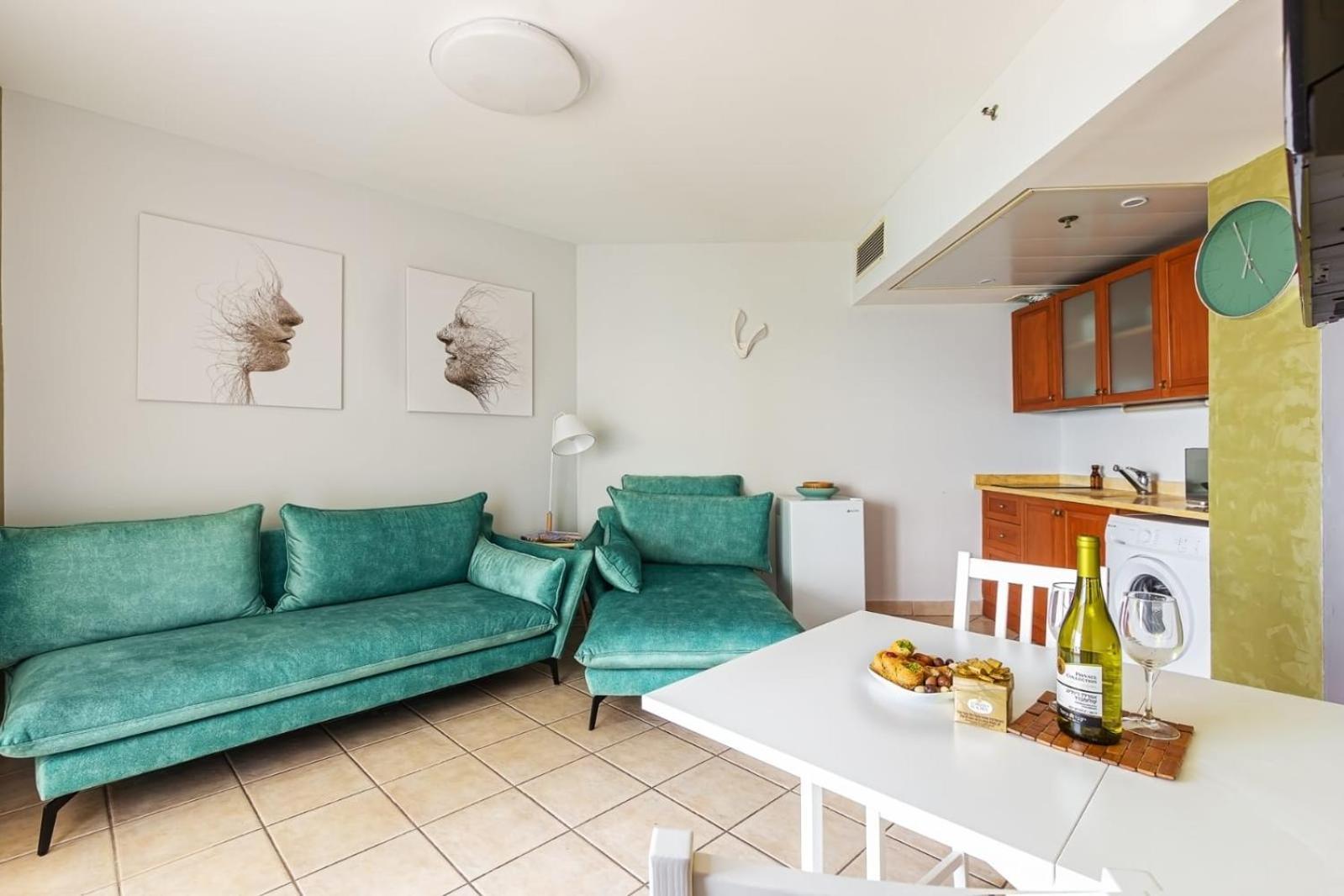 Go To Apartments In Leonardo Bat Yam Room photo