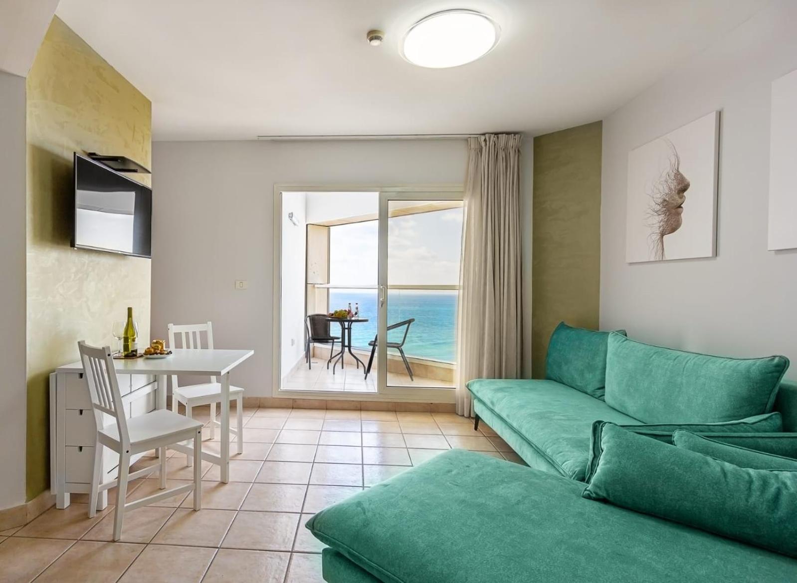 Go To Apartments In Leonardo Bat Yam Room photo