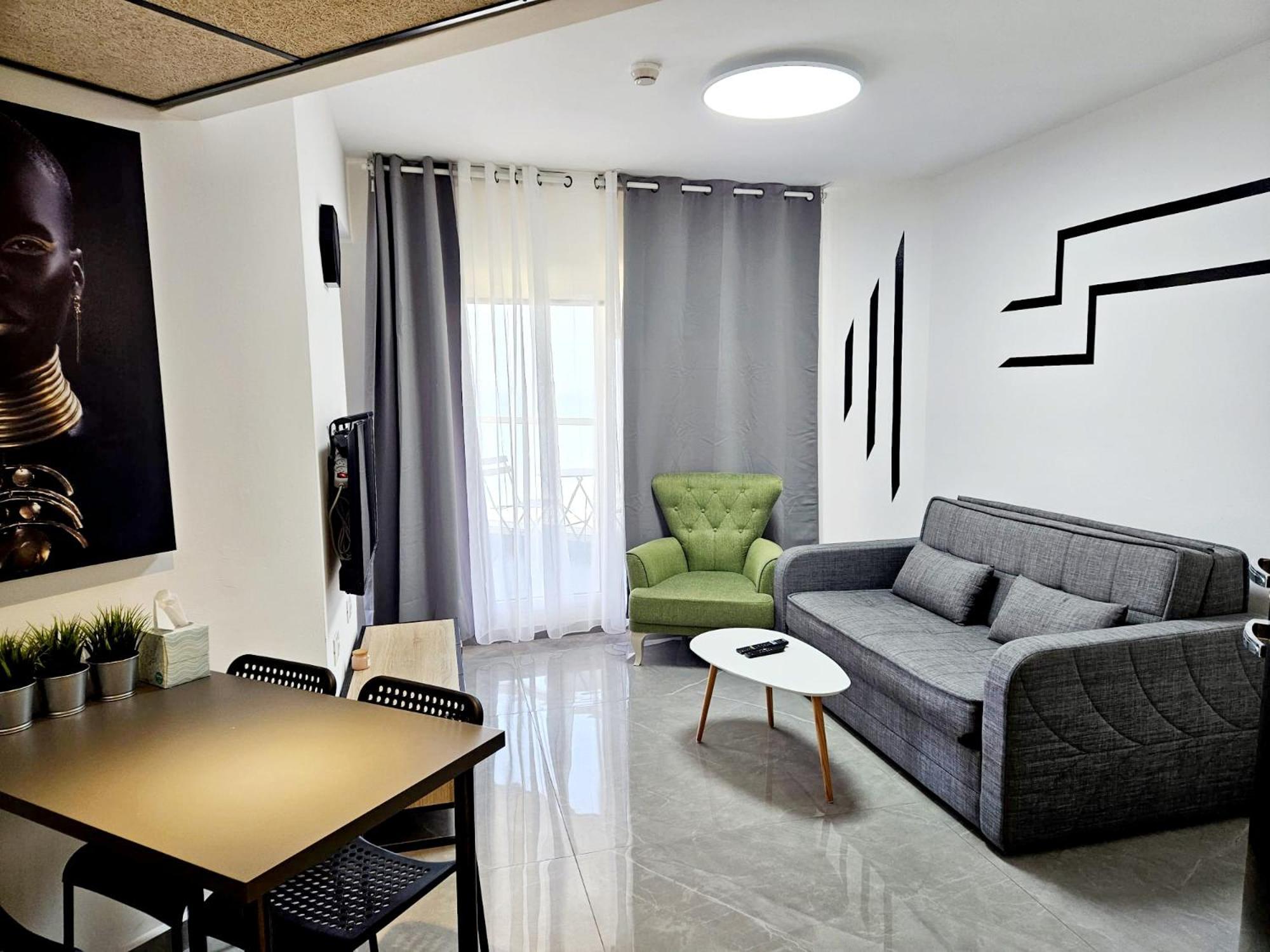 Go To Apartments In Leonardo Bat Yam Room photo
