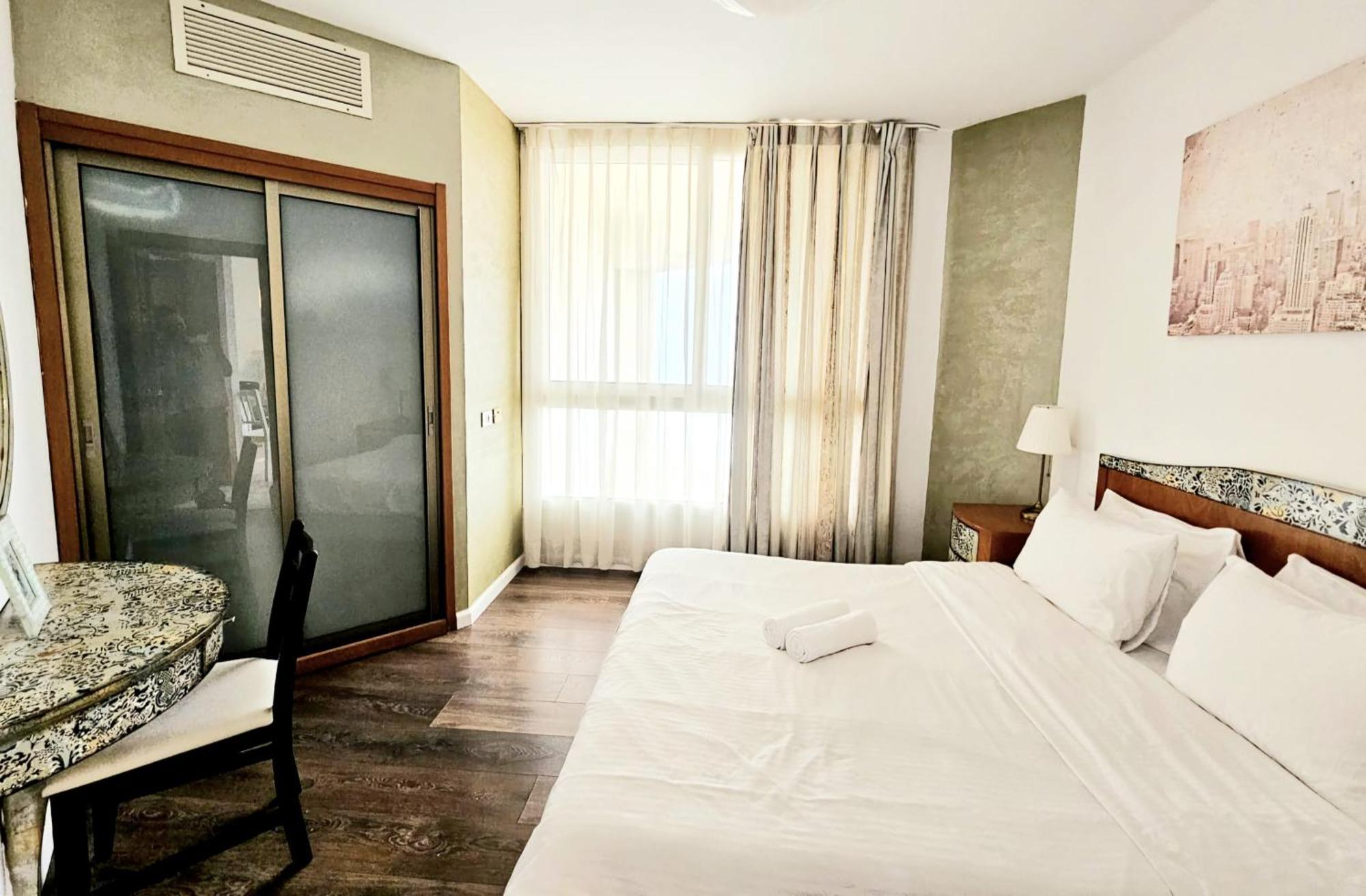 Go To Apartments In Leonardo Bat Yam Room photo